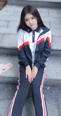 登山的学生制服女生，戴着眼睛的学生妹子爬山可爱写真套图美照