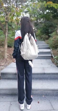登山的学生制服女生，戴着眼睛的学生妹子爬山可爱写真套图美照