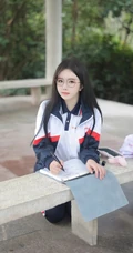 登山的学生制服女生，戴着眼睛的学生妹子爬山可爱写真套图美照