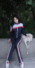 登山的学生制服女生，戴着眼睛的学生妹子爬山可爱写真套图美照