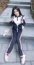 登山的学生制服女生，戴着眼睛的学生妹子爬山可爱写真套图美照