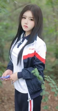 登山的学生制服女生，戴着眼睛的学生妹子爬山可爱写真套图美照