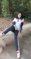 登山的学生制服女生，戴着眼睛的学生妹子爬山可爱写真套图美照