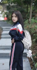 登山的学生制服女生，戴着眼睛的学生妹子爬山可爱写真套图美照