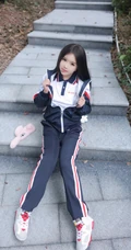 登山的学生制服女生，戴着眼睛的学生妹子爬山可爱写真套图美照