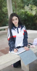 登山的学生制服女生，戴着眼睛的学生妹子爬山可爱写真套图美照