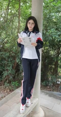 登山的学生制服女生，戴着眼睛的学生妹子爬山可爱写真套图美照