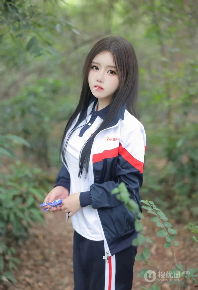 登山的学生制服女生，戴着眼睛的学生妹子爬山可爱写真套图美照