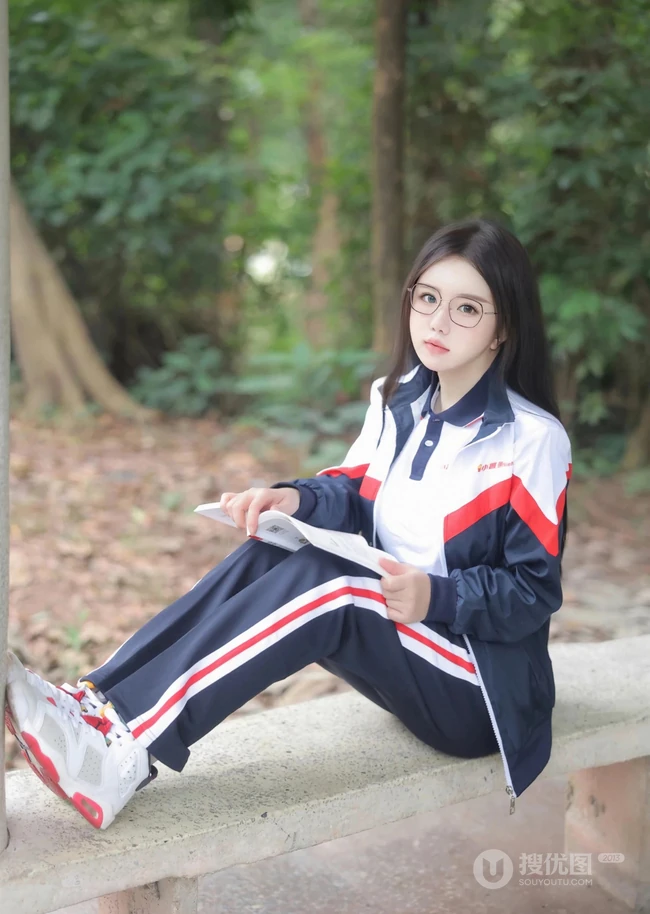 登山的学生制服女生，戴着眼睛的学生妹子爬山可爱写真套图美照
