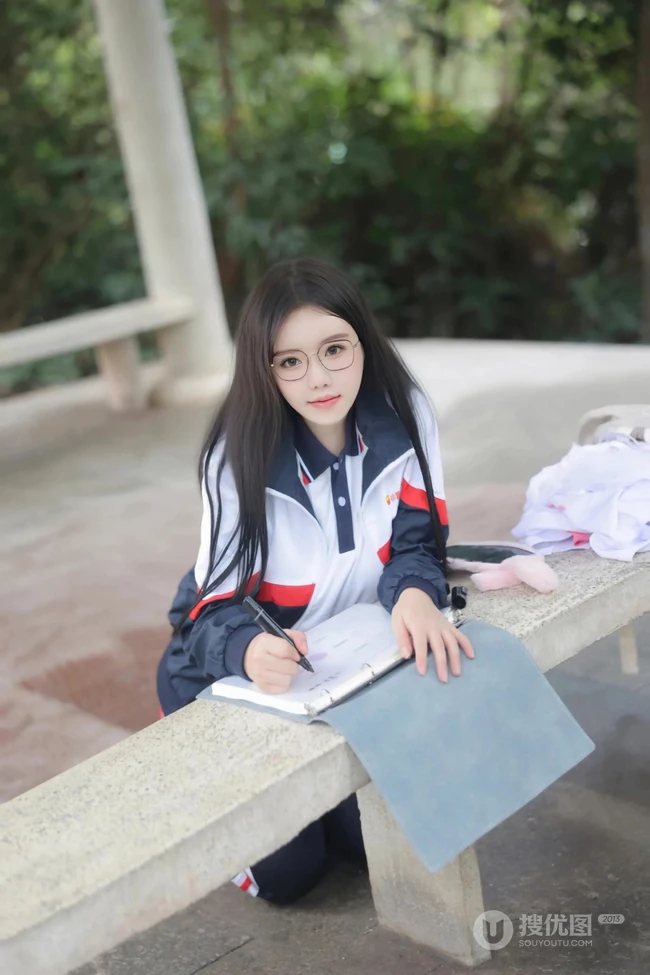 登山的学生制服女生，戴着眼睛的学生妹子爬山可爱写真套图美照
