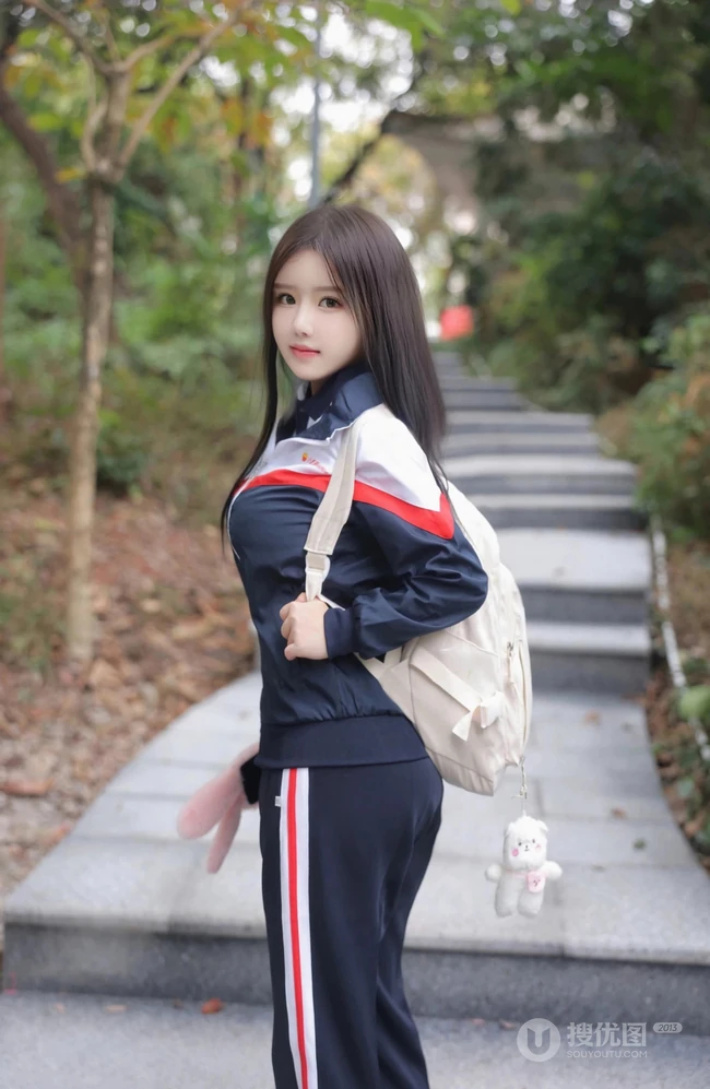 登山的学生制服女生，戴着眼睛的学生妹子爬山可爱写真套图美照