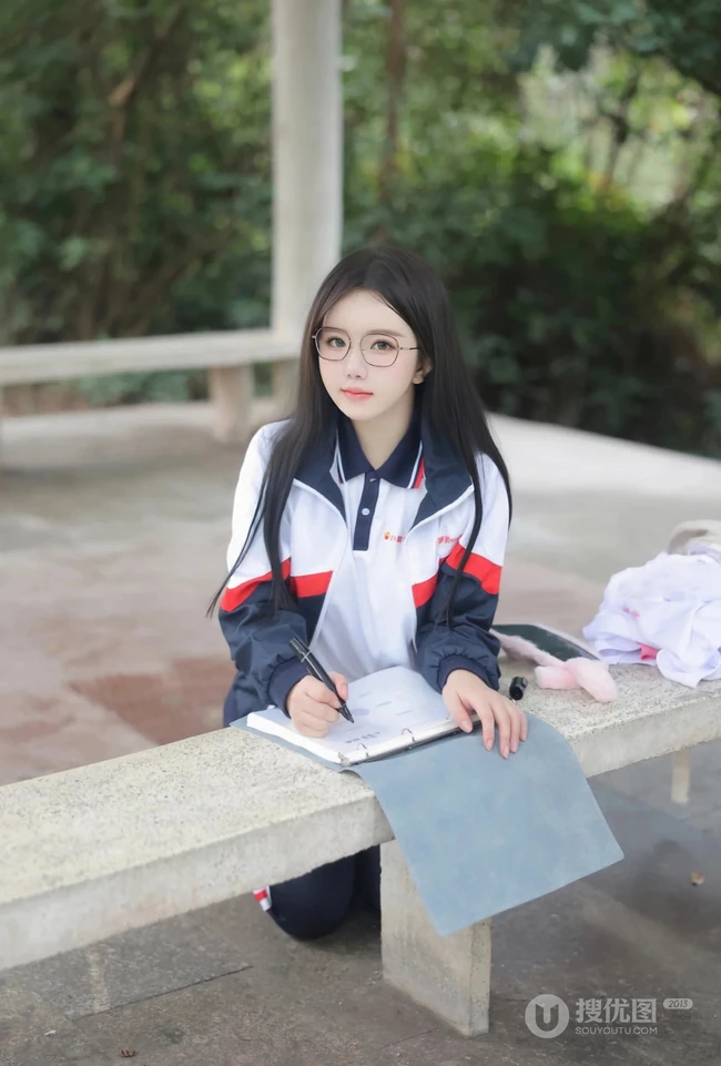 登山的学生制服女生，戴着眼睛的学生妹子爬山可爱写真套图美照