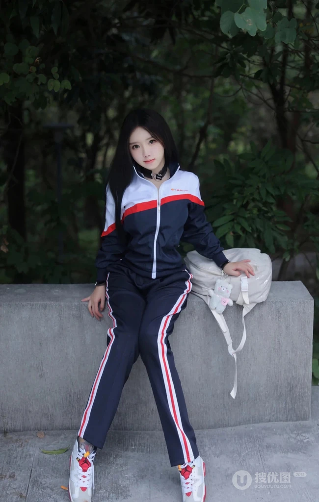 登山的学生制服女生，戴着眼睛的学生妹子爬山可爱写真套图美照