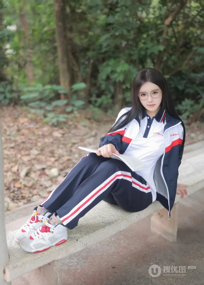 登山的学生制服女生，戴着眼睛的学生妹子爬山可爱写真套图美照