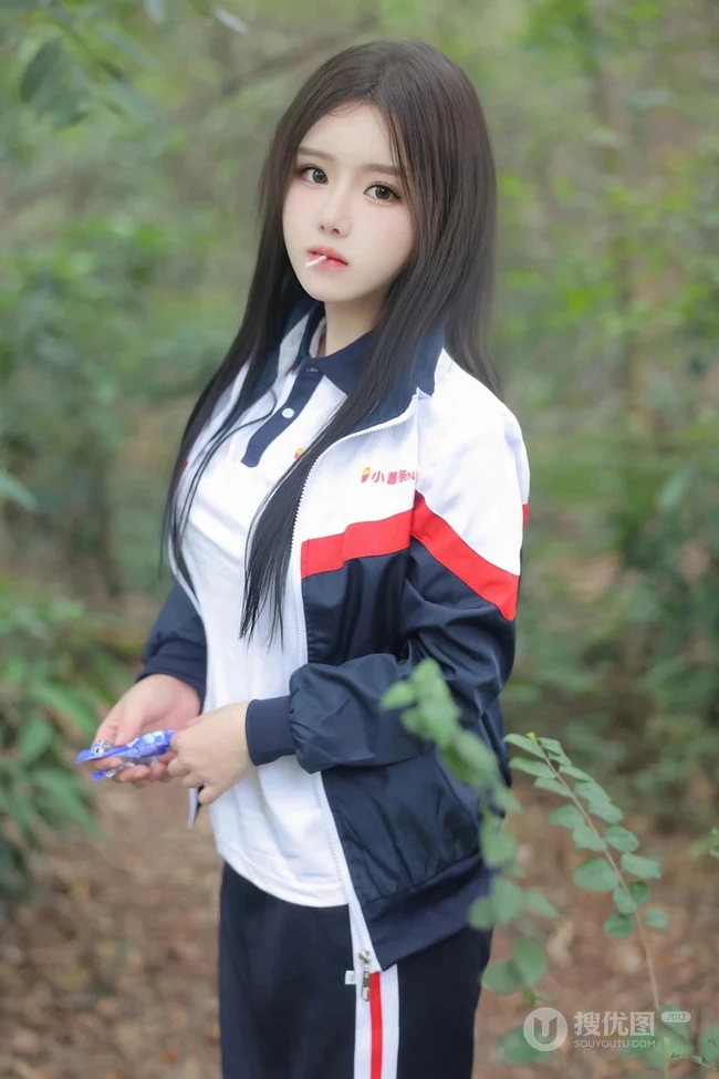 登山的学生制服女生，戴着眼睛的学生妹子爬山可爱写真套图美照