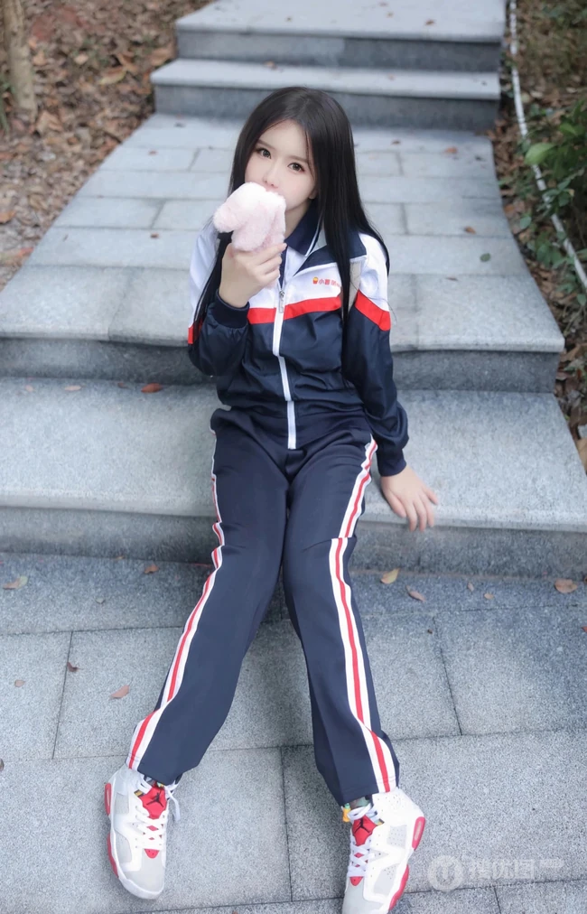 登山的学生制服女生，戴着眼睛的学生妹子爬山可爱写真套图美照