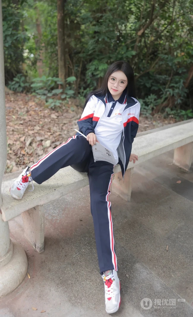 登山的学生制服女生，戴着眼睛的学生妹子爬山可爱写真套图美照