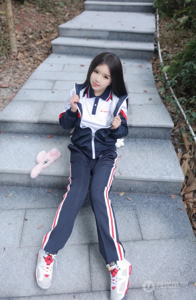 登山的学生制服女生，戴着眼睛的学生妹子爬山可爱写真套图美照