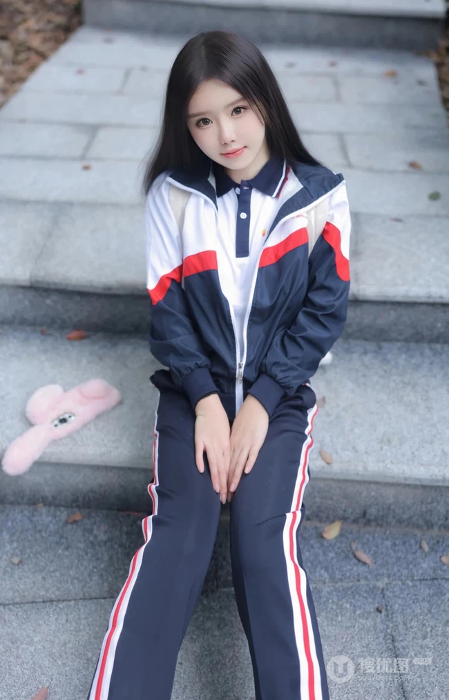 登山的学生制服女生，戴着眼睛的学生妹子爬山可爱写真套图美照