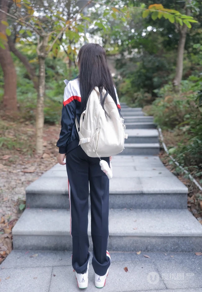 登山的学生制服女生，戴着眼睛的学生妹子爬山可爱写真套图美照