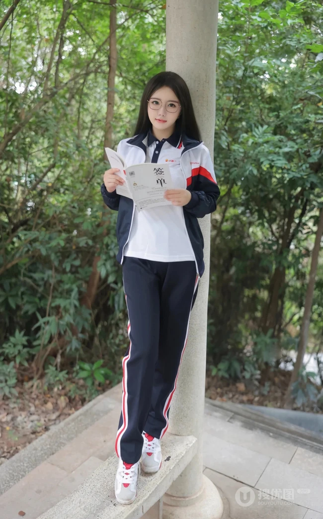 登山的学生制服女生，戴着眼睛的学生妹子爬山可爱写真套图美照
