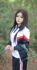登山的学生制服女生，戴着眼睛的学生妹子爬山可爱写真套图美照