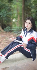 登山的学生制服女生，戴着眼睛的学生妹子爬山可爱写真套图美照