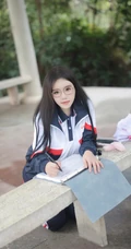 登山的学生制服女生，戴着眼睛的学生妹子爬山可爱写真套图美照