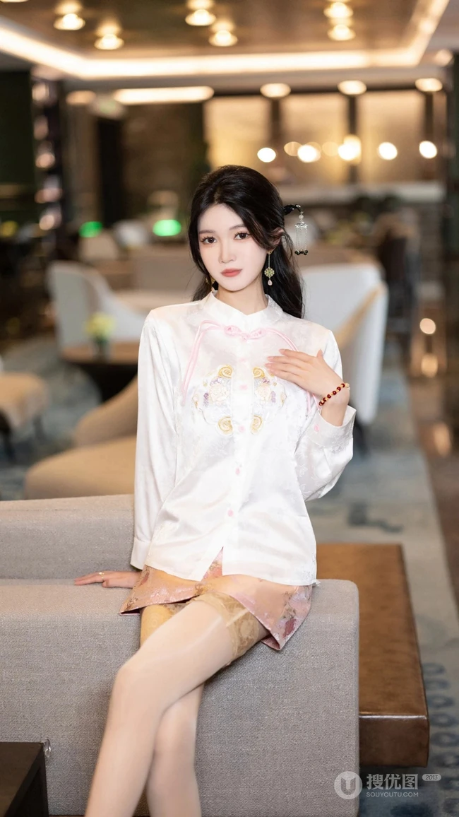 亭亭玉立，坐在沙发上的古装短裙穿搭长袜穿搭美女手机壁纸图片