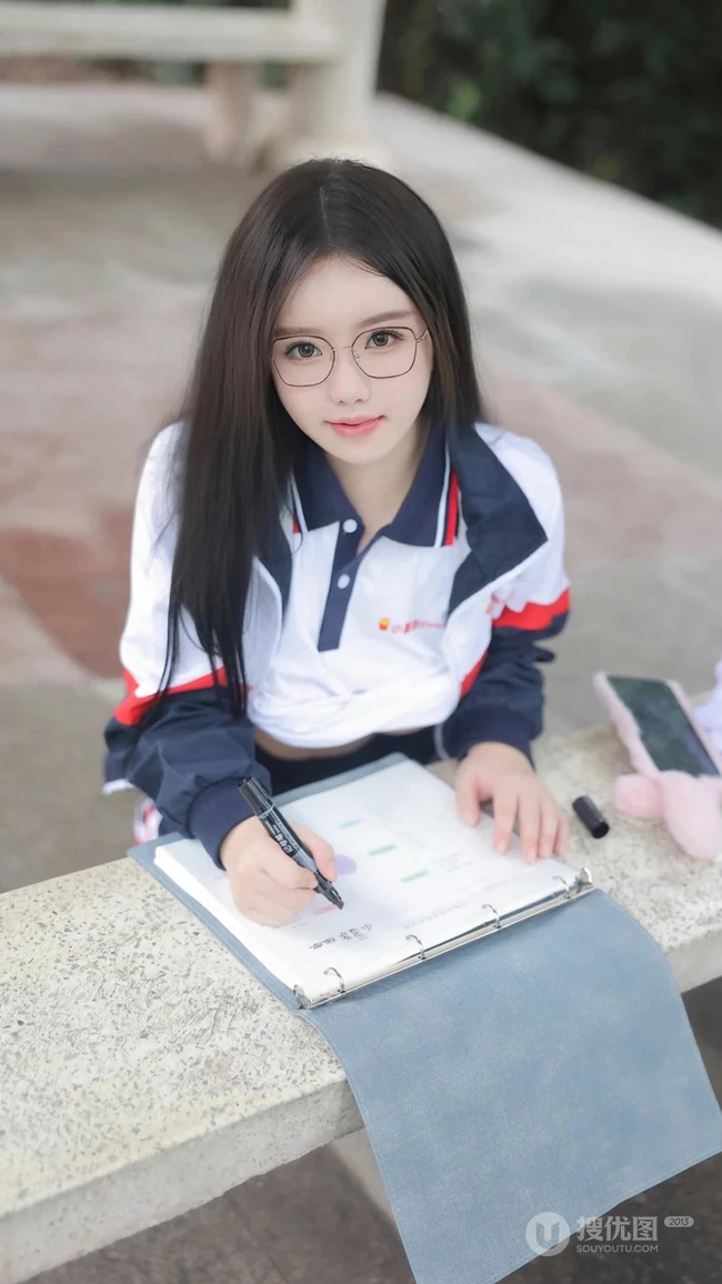 认真学习的学生妹子，蹲在石凳边上写作业的学生制服美女手机壁纸图片