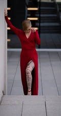 欧美纹身女性酒红色长裙户外写真组图
