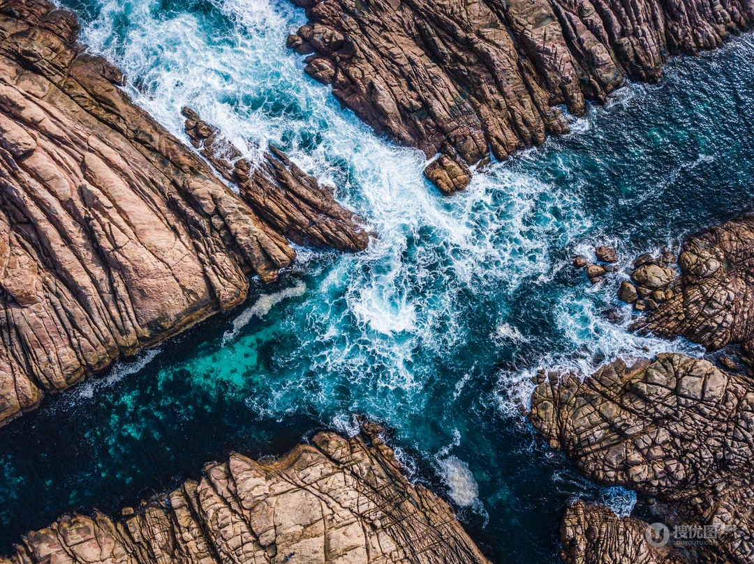 航拍视角下海浪拍打海岸岩石自然风景