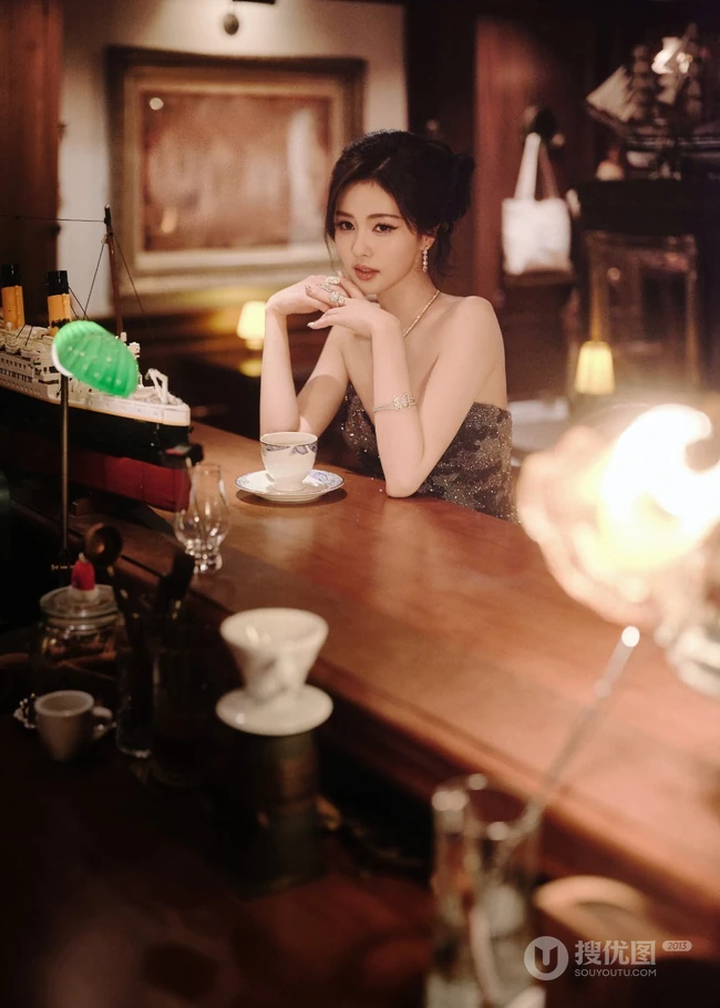 女明星白鹿复古酒吧氛围感写真系列组图