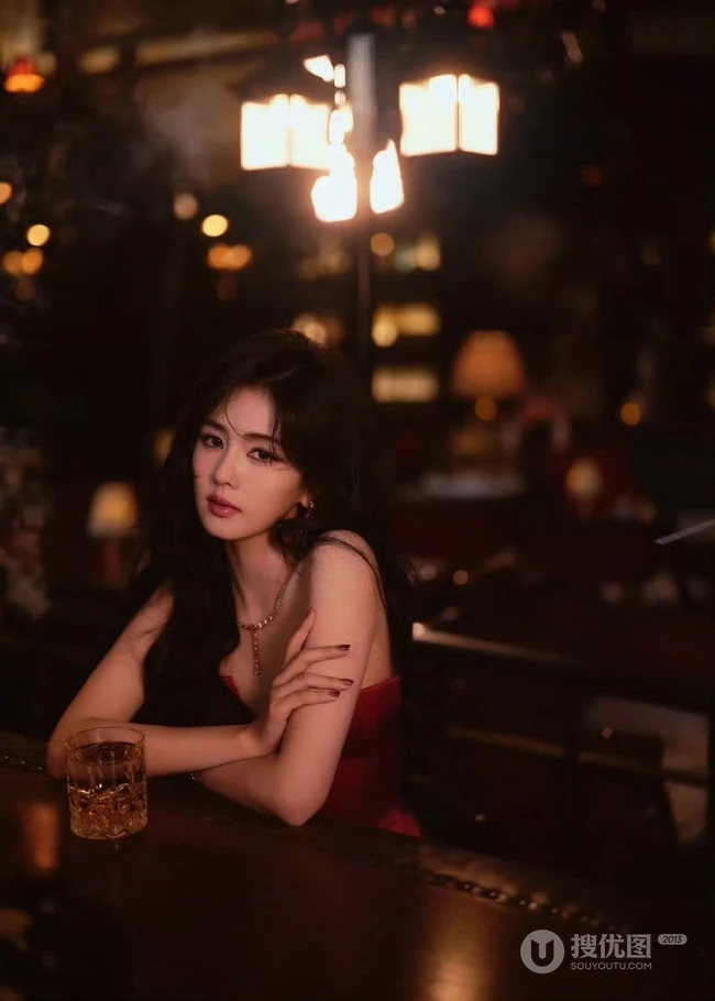 女明星白鹿复古酒吧氛围感写真系列组图