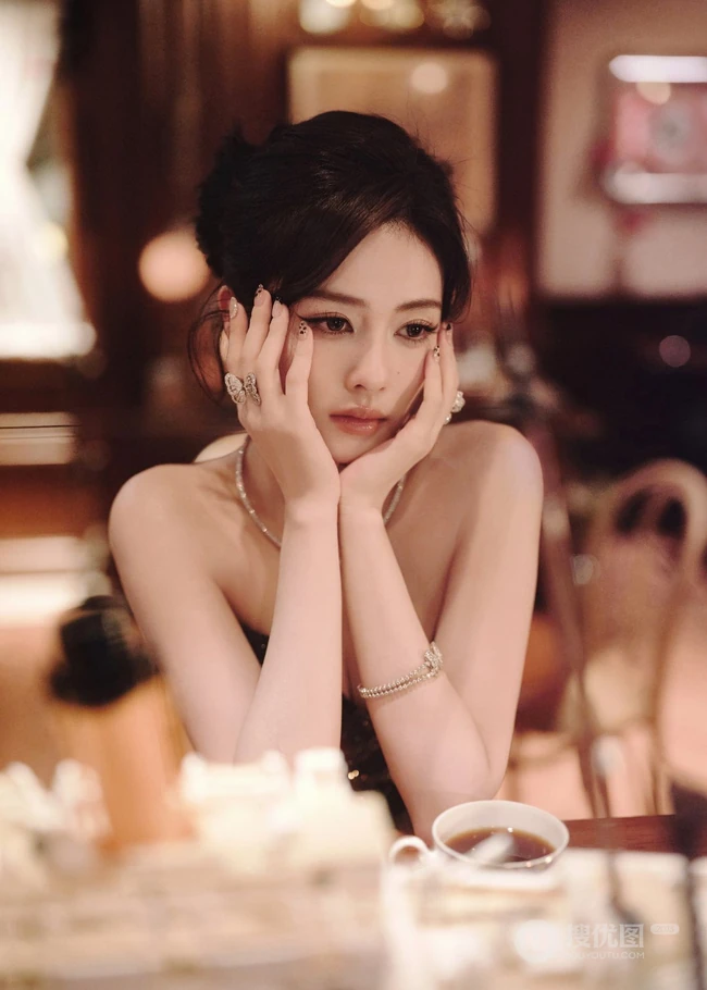 女明星白鹿复古酒吧氛围感写真系列组图