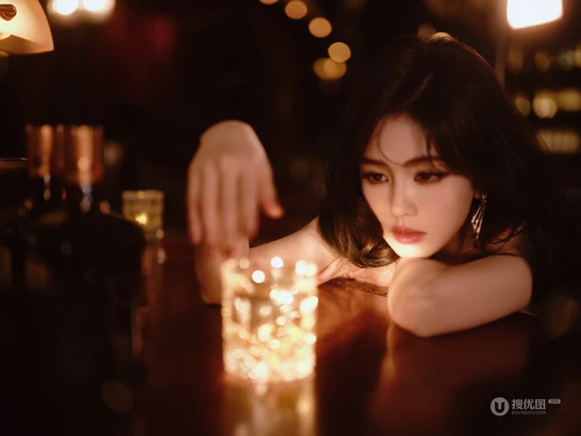 女明星白鹿复古酒吧氛围感写真系列组图