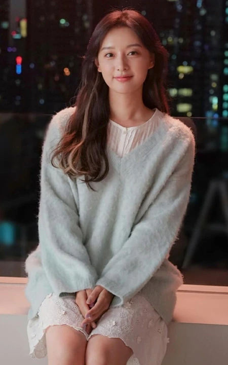 金智媛夜晚窗边温柔私服写真