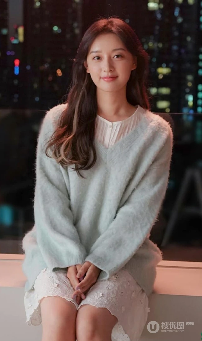 金智媛夜晚窗边温柔私服写真