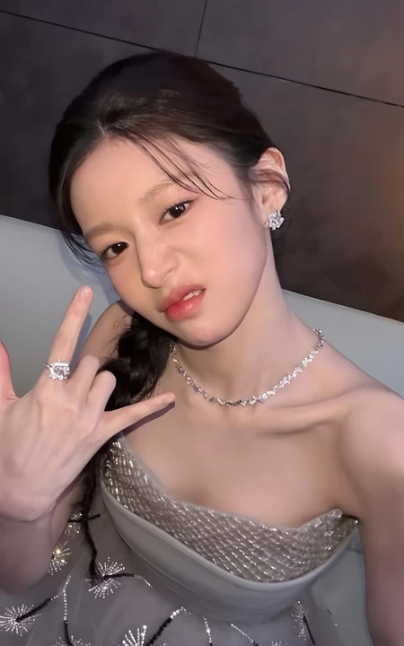 佩戴钻饰穿抹胸礼服的年轻女生自拍