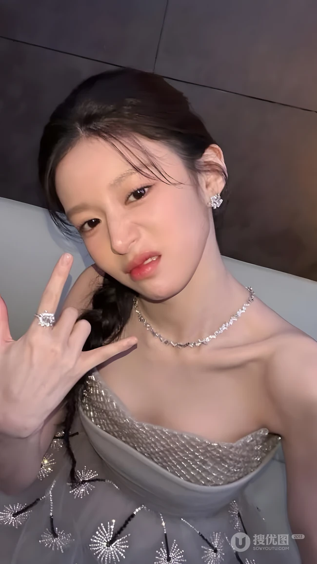 佩戴钻饰穿抹胸礼服的年轻女生自拍