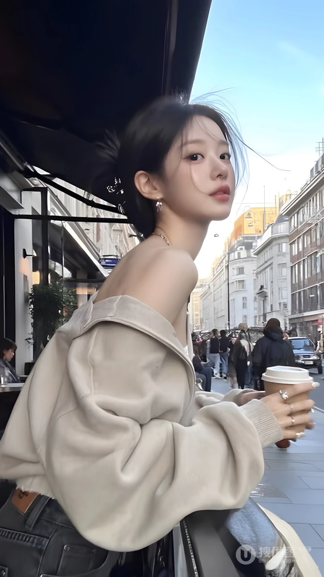 街头手持咖啡的气质女生随拍