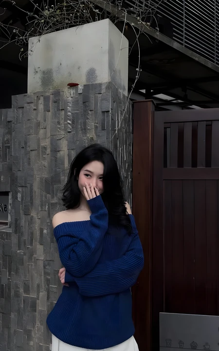 黑色中长发女生穿搭参考 蓝色露肩毛衣造型