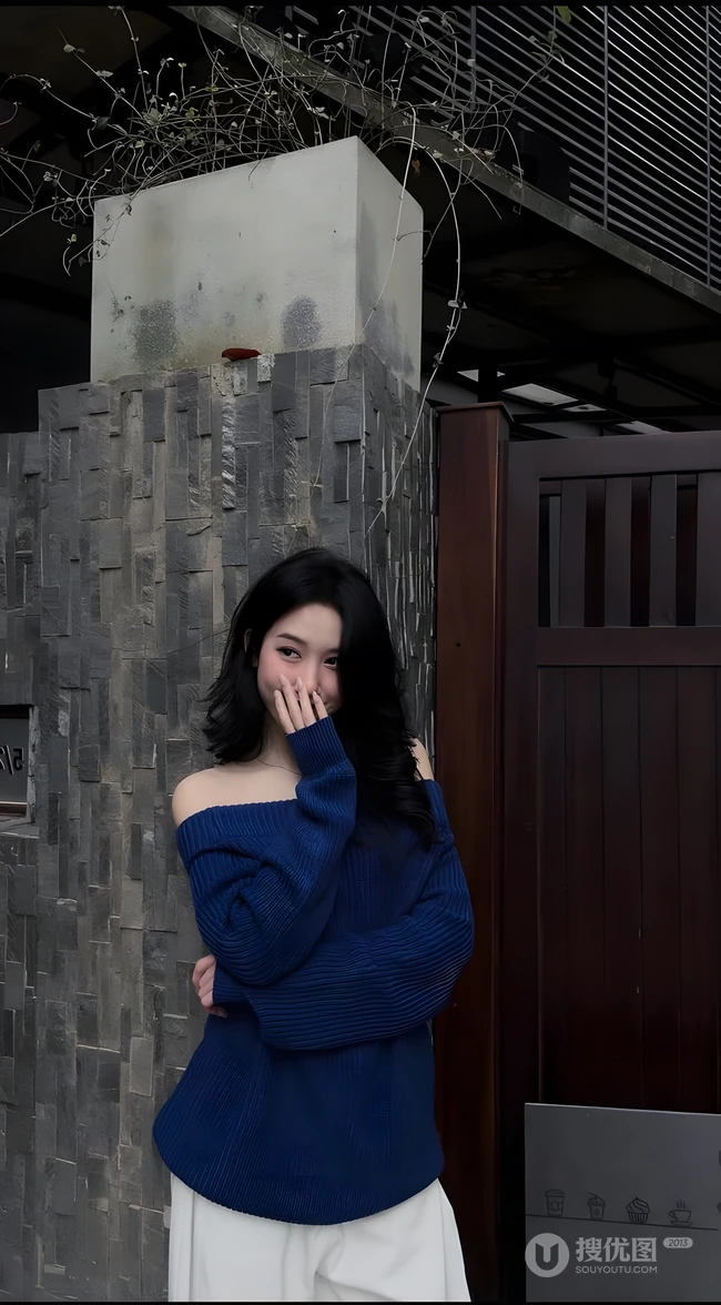 黑色中长发女生穿搭参考 蓝色露肩毛衣造型