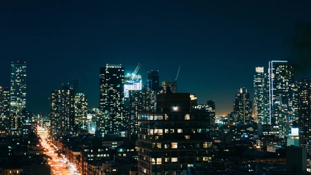 繁华都市夜晚高楼林立街灯璀璨城市夜景