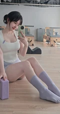 匀称身形，健身房紧身裤，瑜伽裤女生自拍美照图片
