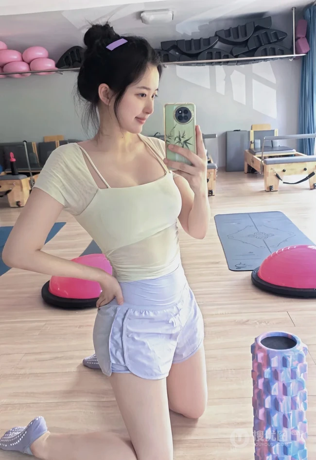 匀称身形，健身房紧身裤，瑜伽裤女生自拍美照图片