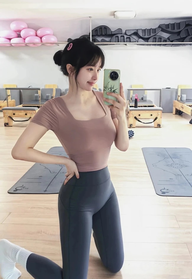 匀称身形，健身房紧身裤，瑜伽裤女生自拍美照图片