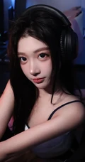 电脑前玩游戏的可爱休闲装背心短裤少女可爱自拍美照图集