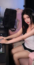 电脑前玩游戏的可爱休闲装背心短裤少女可爱自拍美照图集