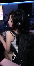 电脑前玩游戏的可爱休闲装背心短裤少女可爱自拍美照图集